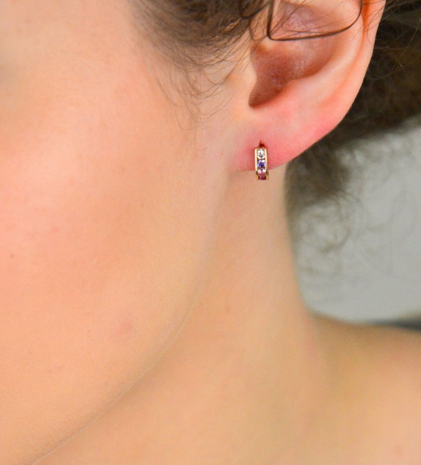 Kolczyki złote kolorowe cyrkonie próba 375, KL 1E 375 Delikatne i eleganckie złote kolczyki z kolorowymi cyrkoniami to doskonały wybór dla kobiet ceniących subtelność 11.jpg